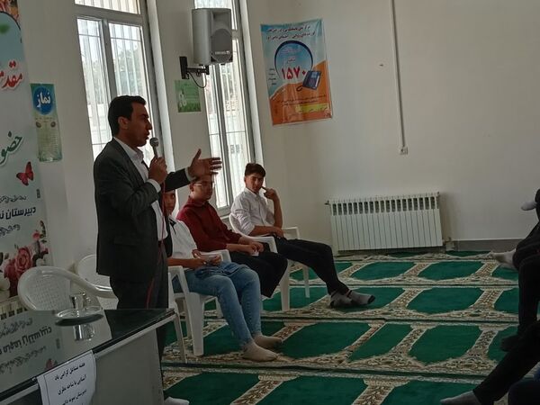 حضور جمعی از اعضای دبیرستان نمونه آیت‌الله خامنه‌ای در مدرسه نمونه دانش