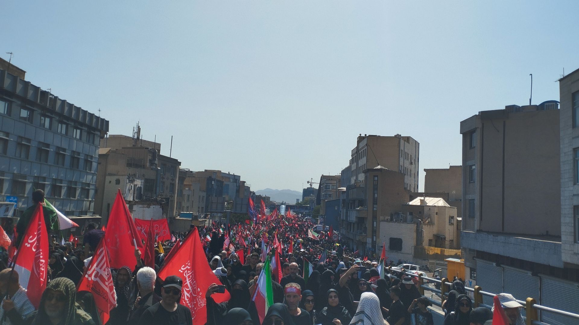 حضور گسترده و حماسی مردم ایران در تشییع پیکر رهبر شهید انقلاب
