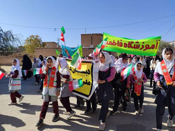 حضور گسترده دانش آموزان سورشجان در راهپیمایی ۱۳ آبان؛ فریاد ایستادگی در برابر استکبار جهانی
