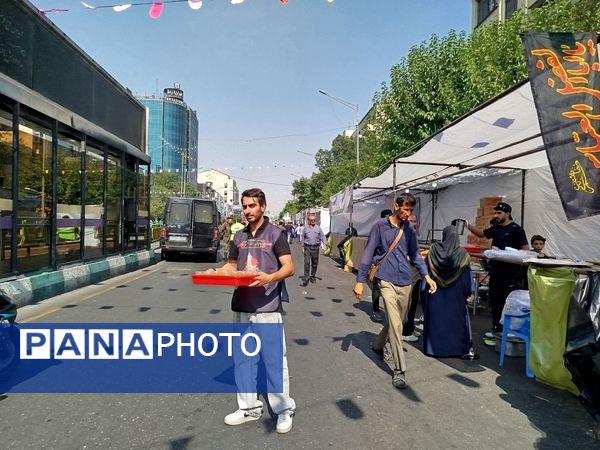 راهپیمایی 10 کیلومتری تهران به مناسبت عید غدیر و مقاومت در برابر تهدیدات دشمن