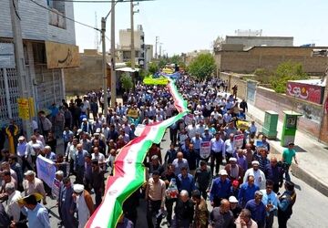 حضور دانش‌آموزان‌ روستای فتح‌المبین‌ داراب در راهپیمایی باشکوه روز قدس