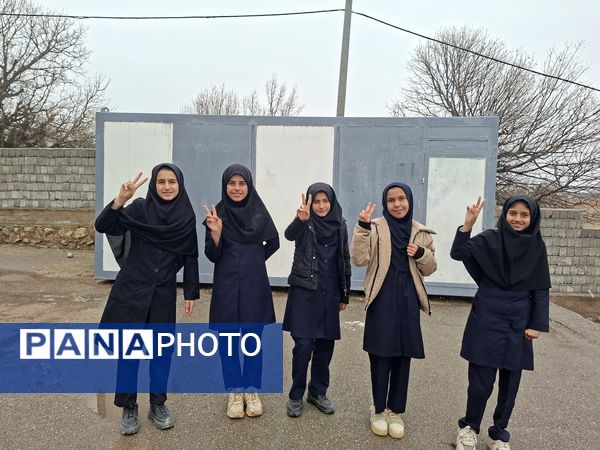 جلوه زیبای باران زمستانی در دبیرستان سبحان و مائده شلیل