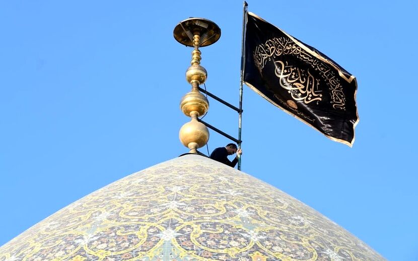 آیین اهتزار پرچم عزای سیدالشهدا (ع) در شب اول ماه محرم در حرم حضرت عبدالعظیم (ع) شهرری 