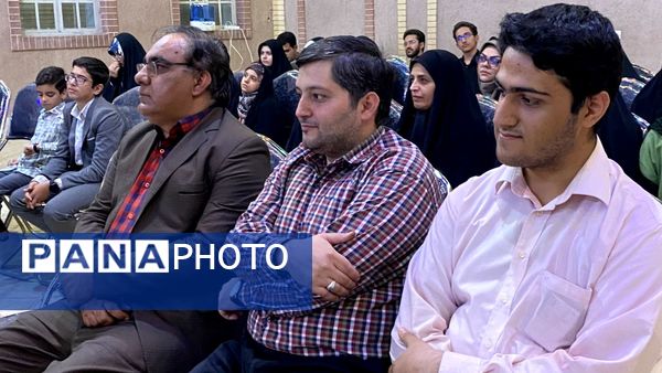 محفل شعر در سازمان دانش‌آموزی یزد 