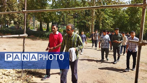ادای احترام دانش آموزان پایه دهم  دبیرستان شاهد ابوذر غفاری به مقام شامخ شهدا