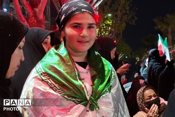 حضور دانش‌آموزان و کودکان بهارستانی در راهپیمایی شبانه «جنگ رمضان»