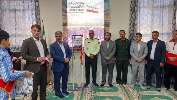 مراسم هفته گرامیداشت پدافند غیرعامل در دبیرستان دور اول صدرا مهریز