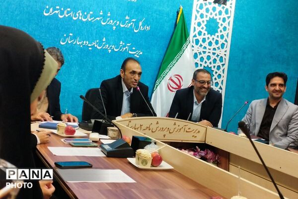 بزرگداشت هفته معلم و تقدیر از خدمات ارزنده مشاوران در بهارستان‌دو