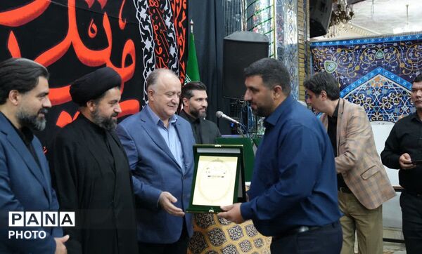آیین تکریم خادمان مکتب شهادت به پاسداشت ارادتمندان رهبر شهید 