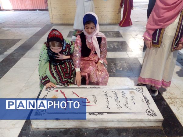 گلباران مزار شهدای شهرستان قدس توسط دانش‌آموزان مدرسه هدی یک