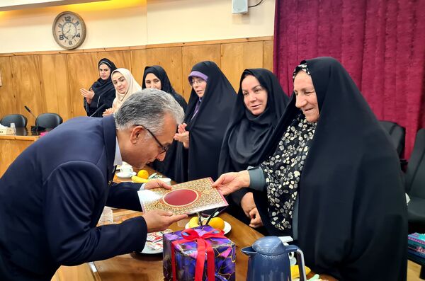 مراسم تجلیل از خانواده‌های شهدا در آموزش و پرورش گلستان