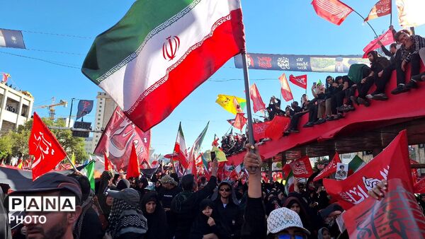 مشهد، در آغوشِ حرم، با رهبر شهید وداع کرد