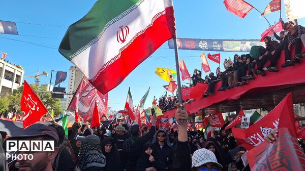مشهد، در آغوشِ حرم، با رهبر شهید وداع کرد