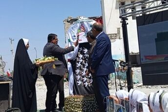  زنگ سپاس معلم در مدرسه شجره طیبه میناب به صدا درآمد
