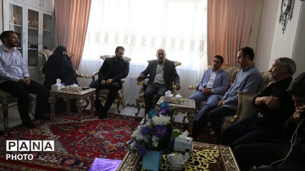 دیدار قائم مقام معاون وزیر در سازمان دانش‌آموزی با خانواده شهید اقتدار در تبریز
