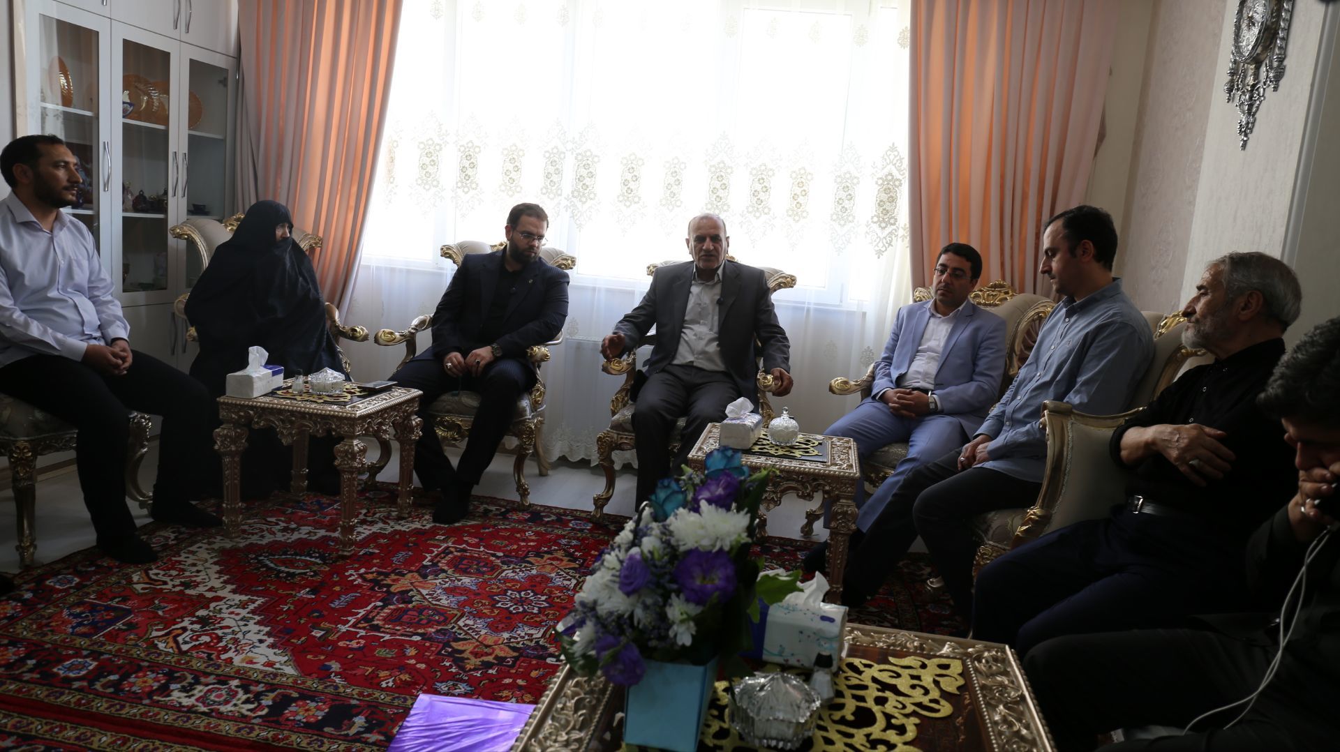 دیدار قائم مقام معاون وزیر در سازمان دانش‌آموزی با خانواده شهید اقتدار در تبریز