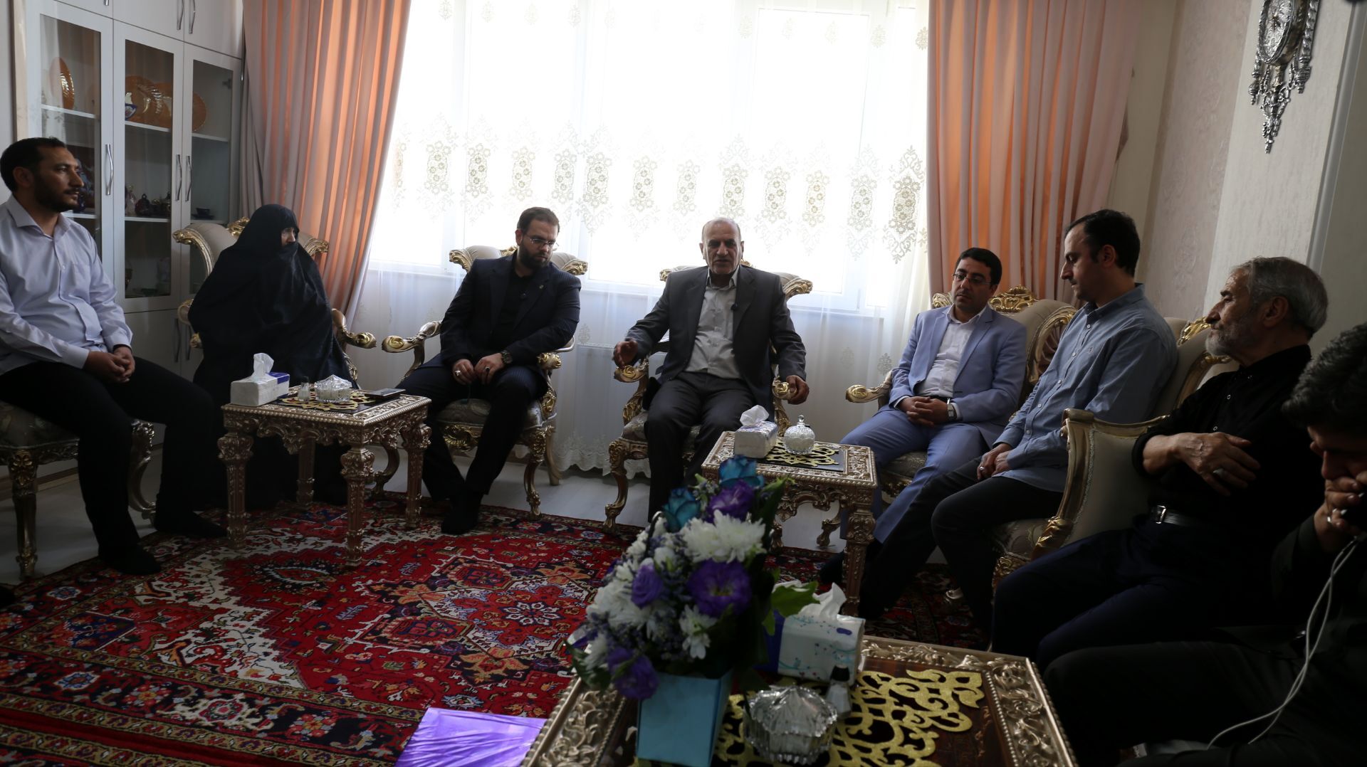 دیدار قائم مقام معاون وزیر در سازمان دانش‌آموزی با خانواده شهید اقتدار در تبریز