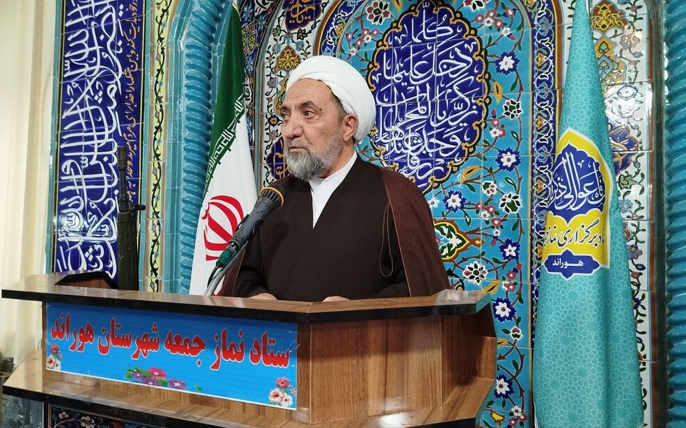حضور دانش‌آموزان و فرهنگیان هوراند در نماز جمعه به مناسبت هفته بسیج دانش‌آموزی