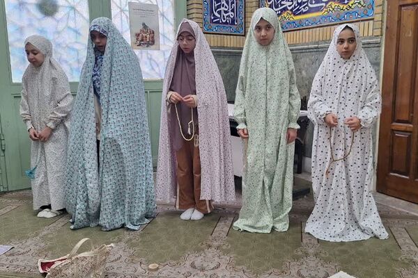 ورود دانش‌ آموزان دختر ناحیه دو شهرری به مراسم معنوی اعتکاف 