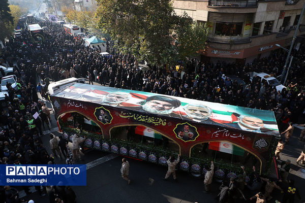 تشییع پیکرهای ۱۰۰ شهید گمنام از مقابل دانشگاه تهران
