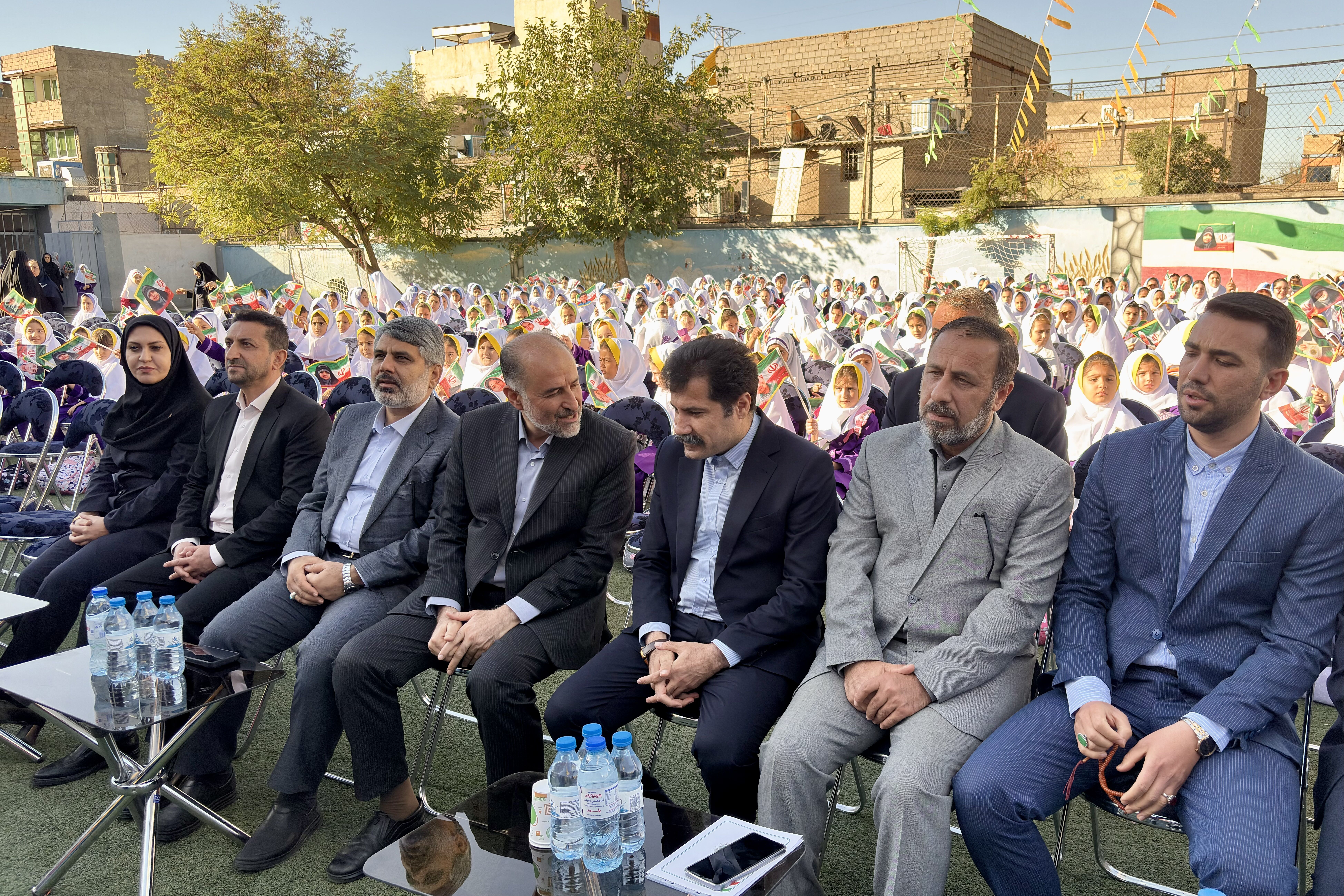 روایت تصویری آیین بازگشایی مدارس در دبستان منصور نفر منطقه ۴