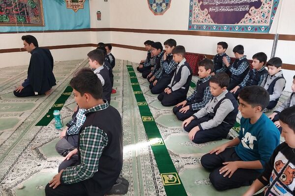 برگزاری نماز جماعت در دبستان شهید قلنبر ناحیه 2 شهرری 