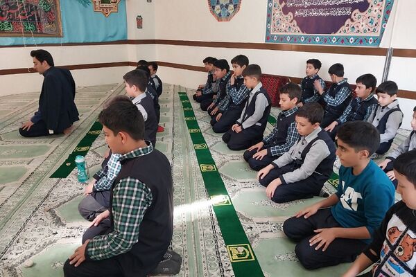 برگزاری نماز جماعت در دبستان شهید قلنبر ناحیه 2 شهرری 