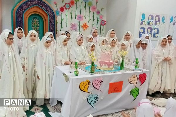 جشن روزه اولی‌ها در دبستان الهام حاجیان ناحیه دو شهرری 