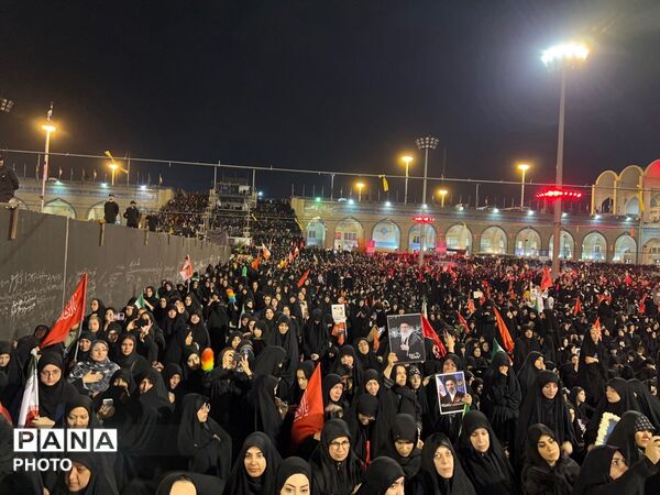 وداع حماسی مردم با شهدای وطن در مصلای تهران