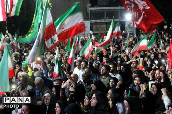 حضور گسترده مردم ورامین در تجمع میدان امام خمینی(ره)
