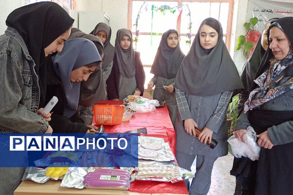 برگزاری نمایشگاه مشاغل خانگی در دبیرستان شاهد ام ابیها، شهرستان آباده