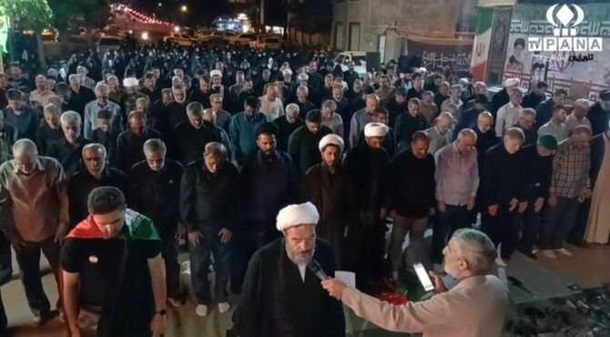 اقامه باشکوه نماز استغاثه به امام زمان (عج) در میدان آیت‌الله فاضل گروسی