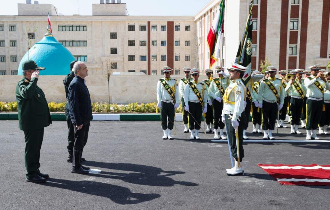 آموزش و سازندگی در کنار دفاع از کشور ادامه دارد
