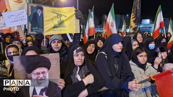 مردم دلفان در شب چهلم مراسم شهید آیت‌الله سید علی خامنه‌ای گردهم آمدند