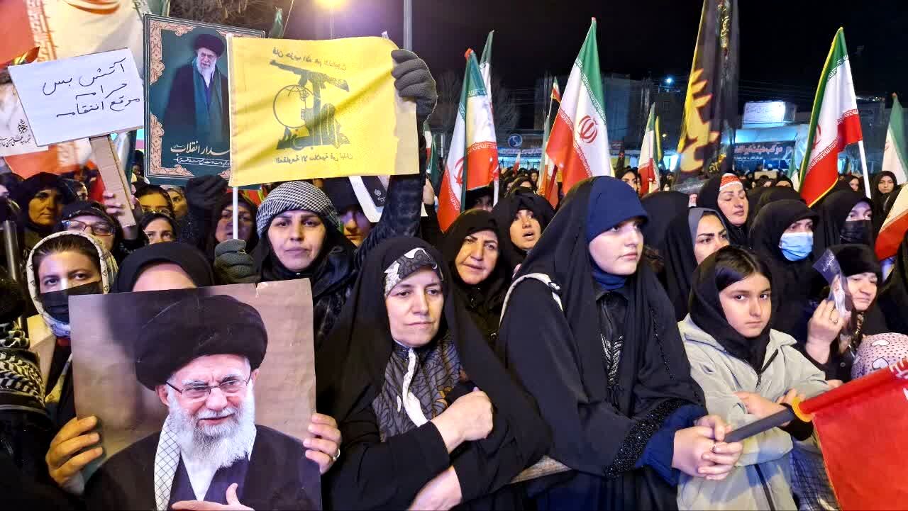 مردم دلفان در شب چهلم مراسم شهید آیت‌الله سید علی خامنه‌ای گردهم آمدند