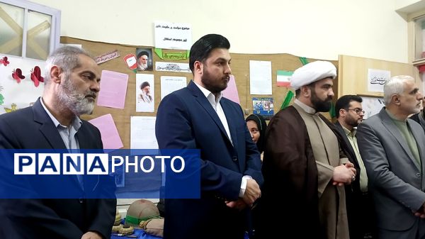 بازدید مدیر ارتباطات اتحادیه انجمن های اسلامی دانش آموزان از نمایشگاه مدرسه انقلاب در قم