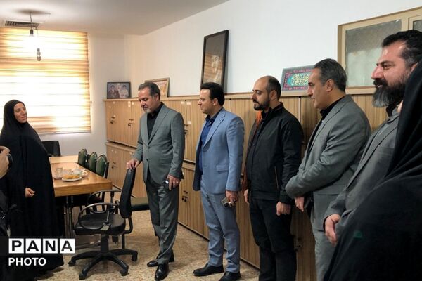 بازدید و عرض تبریک مدیر آموزش و پرورش ناحیه دو شهرری از کارکنان اداری