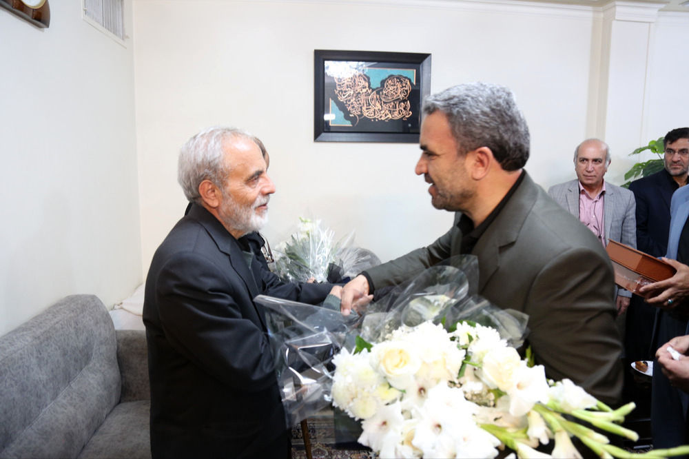 حضور معاون وزیر آموزش و پرورش در منزل خانواده دانش‌آموزان شهید «زینب و ابوالفضل شادکامی»