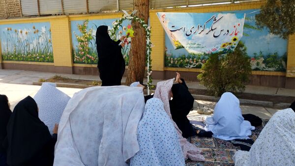 آیین نواختن زنگ نماز در مدرسه فرهنگ شهرستان خلیل آباد 