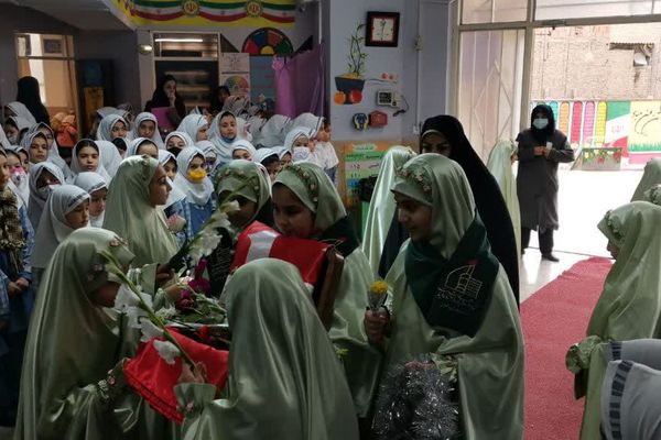 پرچم متبرک امام حسین(ع) میهمان دانش‌آموزان مدرسه زنده‌یاد قمصری