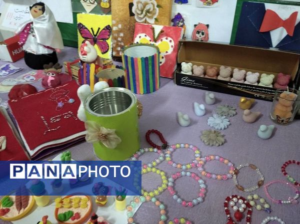 نمایشگاه هنرهای دستی دانش‌آموزان دبستان آزادی در هفته ماها