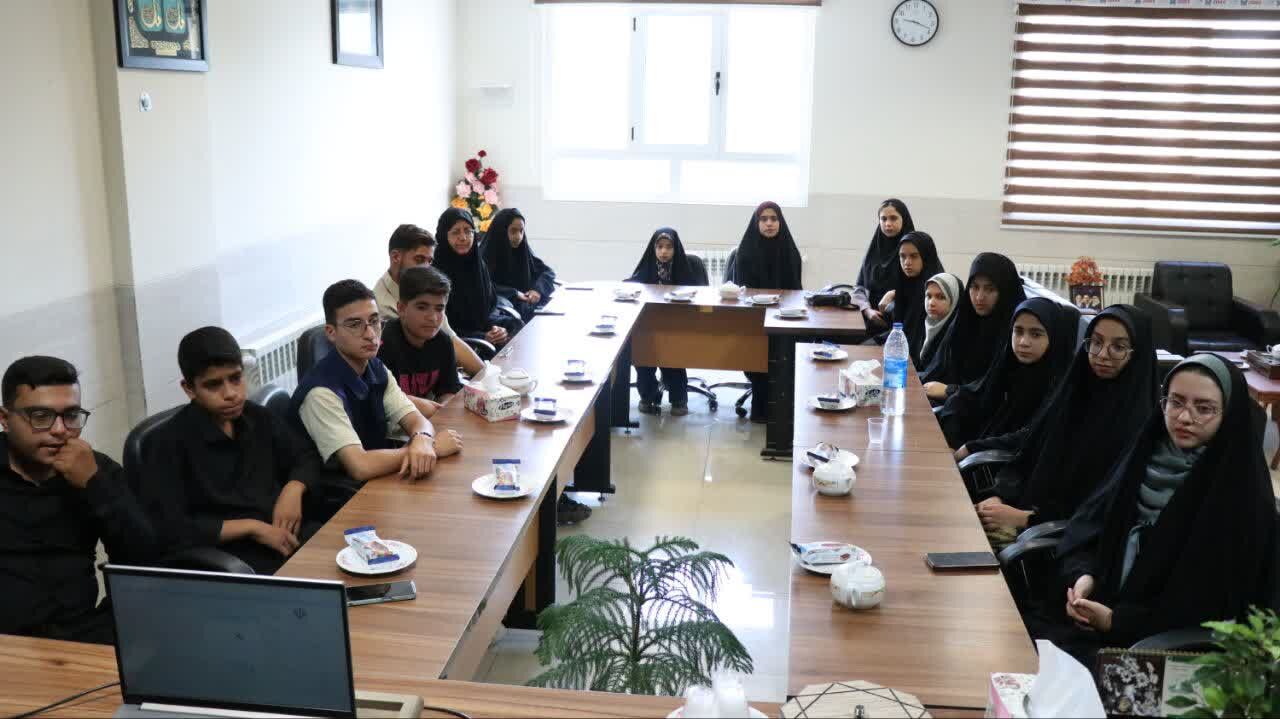 نشست صمیمی مدیر آموزش و پرورش شهرستان ابرکوه با دانش آموز خبرنگاران پانا