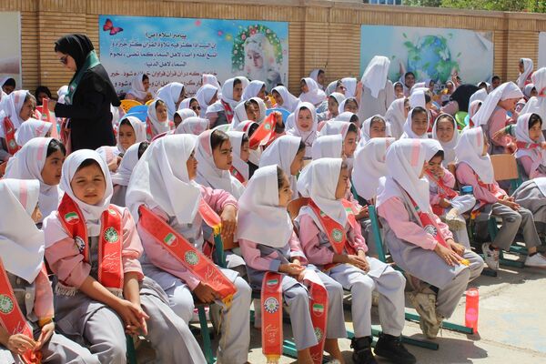 نواختن زنگ سپاس معلم در دبستان دخترانه شاهد نرگس