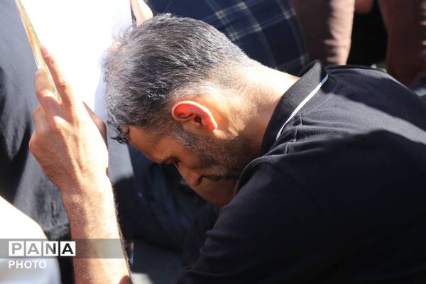 مشهد غرق در غم تشییع رهبر شهید