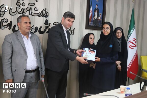 دیدار صمیمانه مدیر آموزش و پرورش ناحیه ۵ تبریز با نسل آگاه و فعال دانش‌آموزی