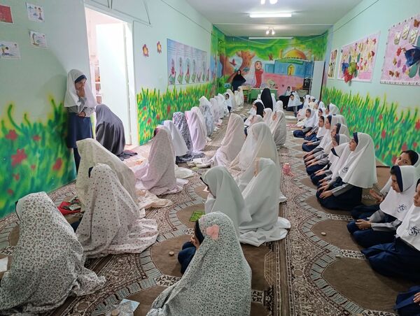 نواختن زنگ مهر و نماز در مدرسه ۲۲بهمن