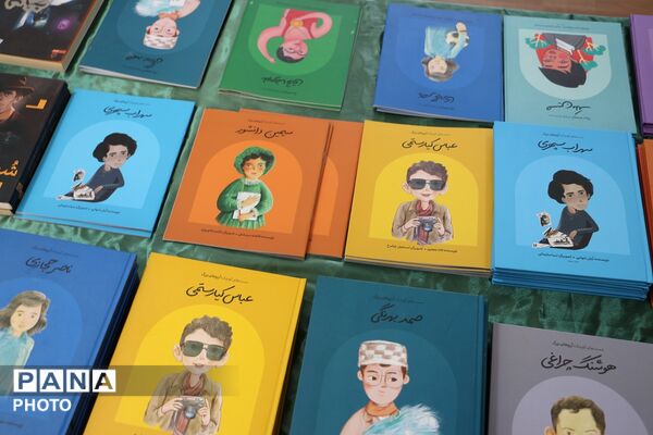  نمایشگاه کتاب شهدای میناب به مناسبت گرامیداشت هفته مقام معلم 