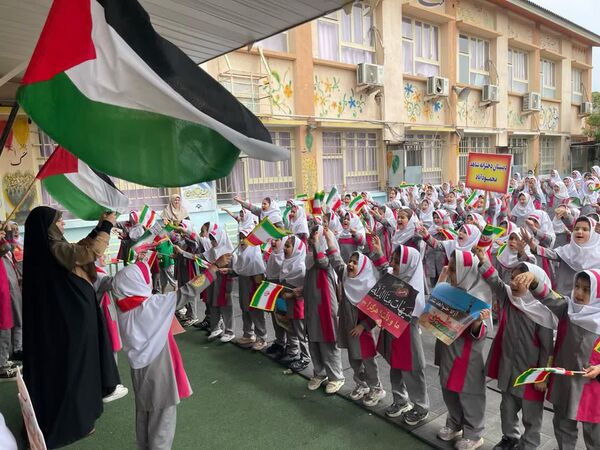 دانش‌آموزان دبستان دخترانه شاهد محمودآباد شعار مرگ بر اسرائیل سردادند
