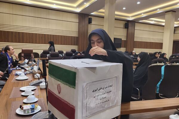 انتخابات شورای دانش آموزی منطقه‌ای با حضور معاون پرورشی و تربیت بدنی ناحیه دو شهرری 
