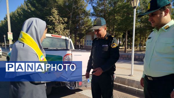 گرامیداشت هفته نیرو انتظامی در دبیرستان گوهرشاد